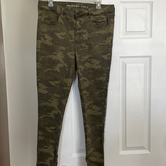American Eagle High Rise Camo Jeggings 